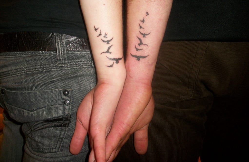 Муж трахает темноволосую возлюбленную и кончает ей на татуировку