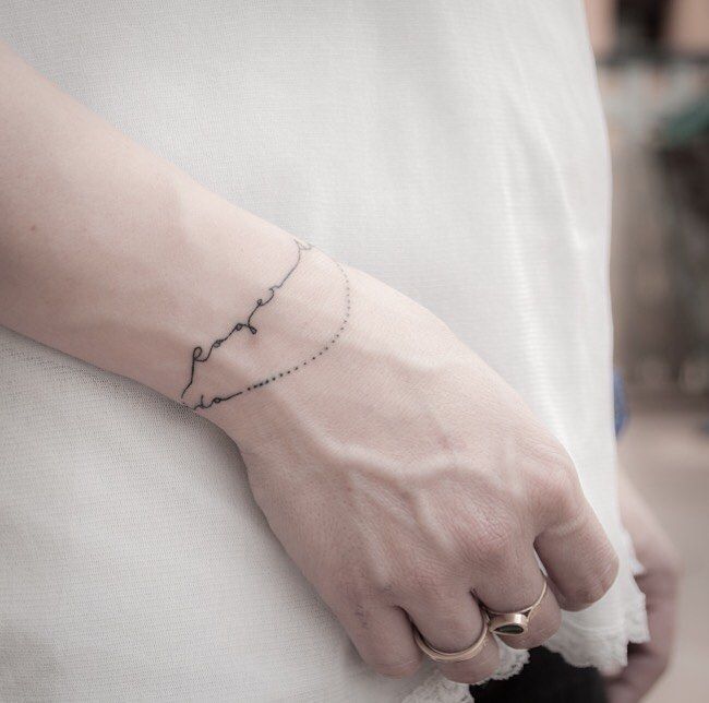Татуировка браслет на руке для девушек