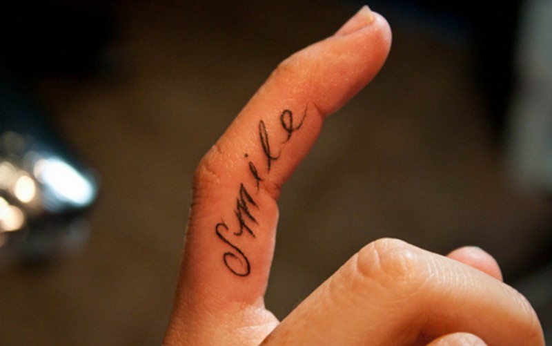 Татуировка на пальце руки для девушек надпись
