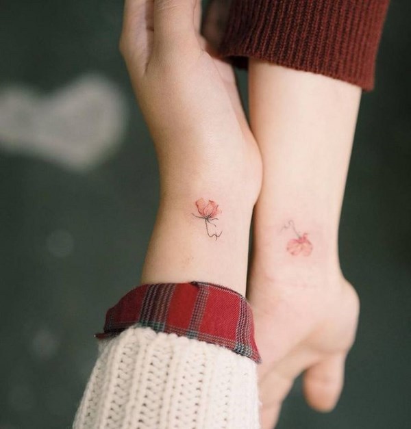 piccoli tatuaggi sul polso che abbinano i tatuaggi rosa