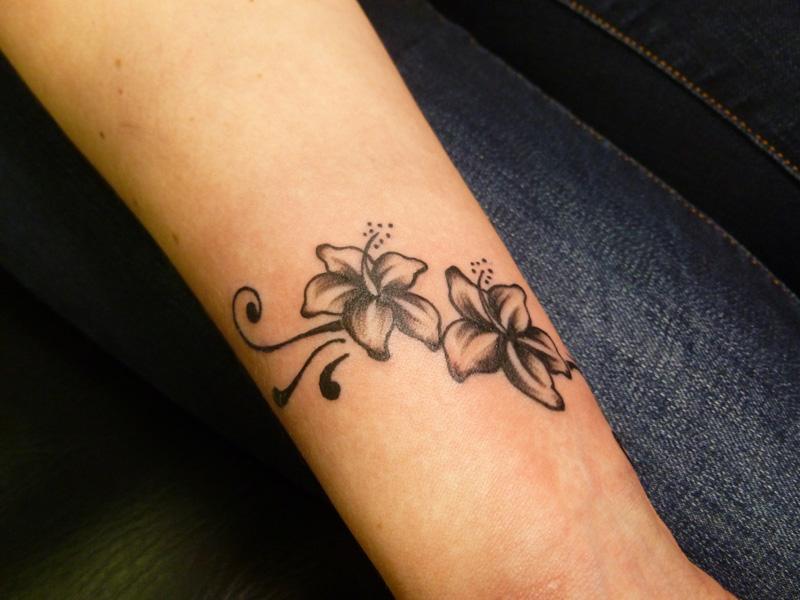 tatouage poignet femme fleur 4