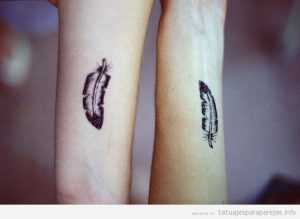 tatuaje pareja peque o antebrazo pluma
