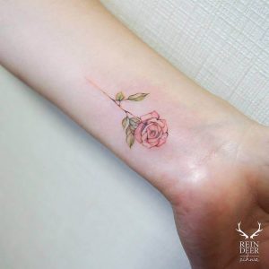 tatuaje pequeno mujer flor