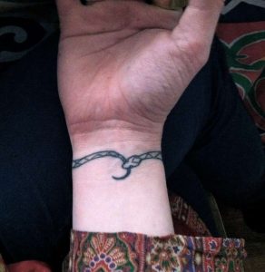 tatuajes de brazaletes para mujeres serpiente