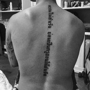 Татуировки на спине надписи по позвоночнику thumbnail