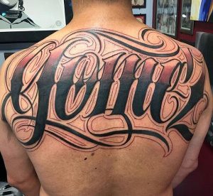 Татуировки на спине надписи по позвоночнику