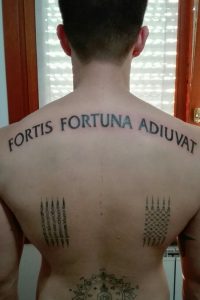 Татуировки на позвоночнике надписи их перевод