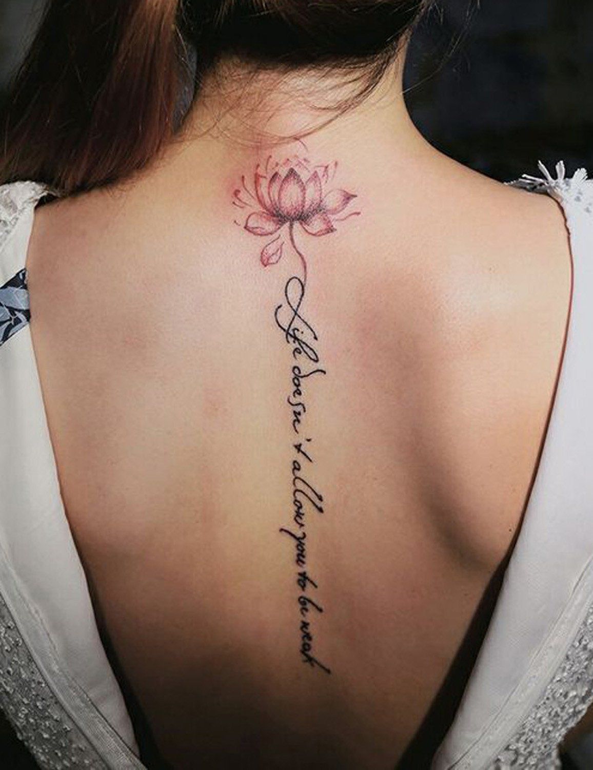 Татуировки надписи по женскому позвоночнику