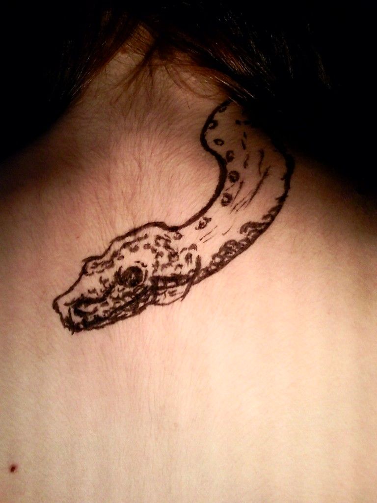 Тату змея на шее для девушек - фото.