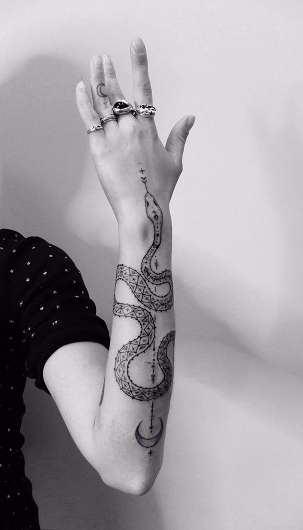 Выбор места для змеи тату на руке женщины