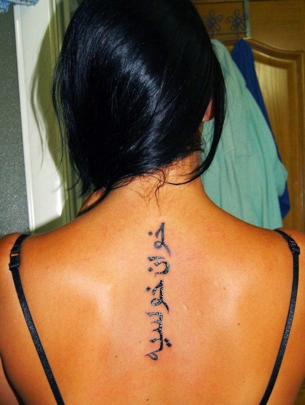 Женские татуировки надпись позвоночник