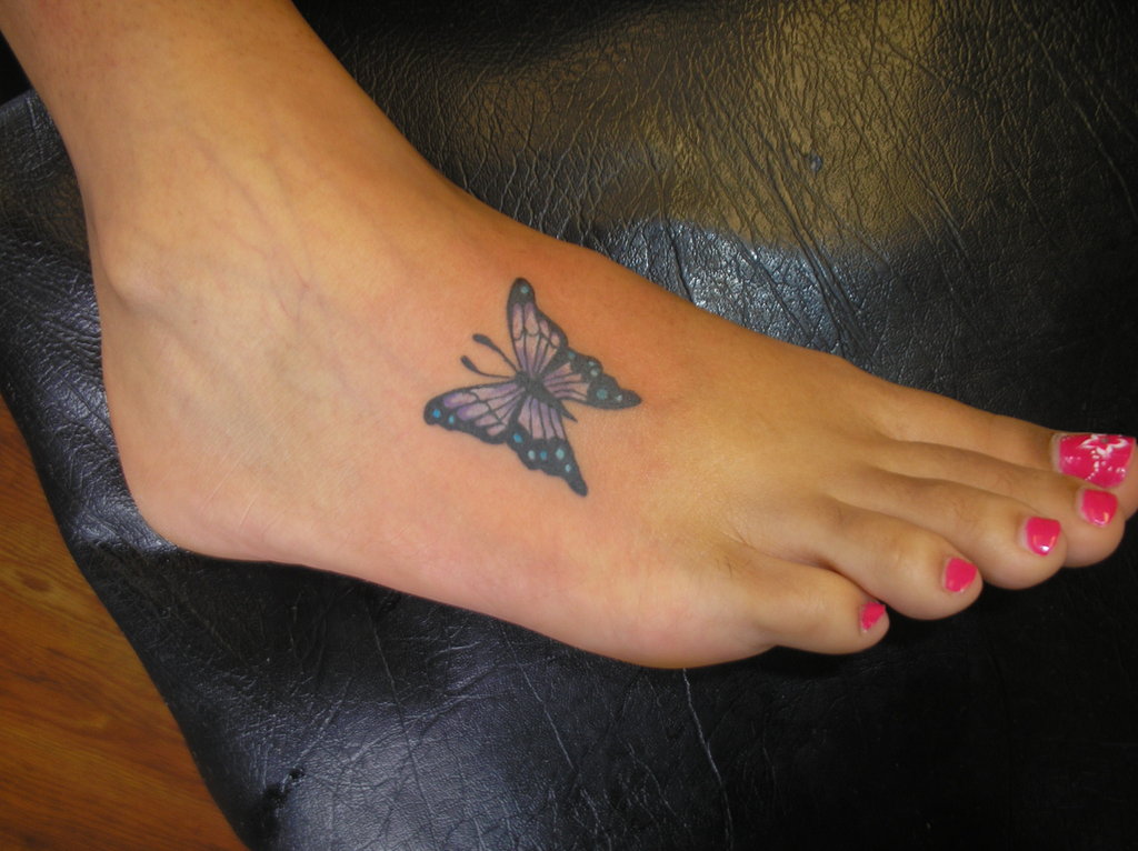 Тату маленькая бабочка на ноге